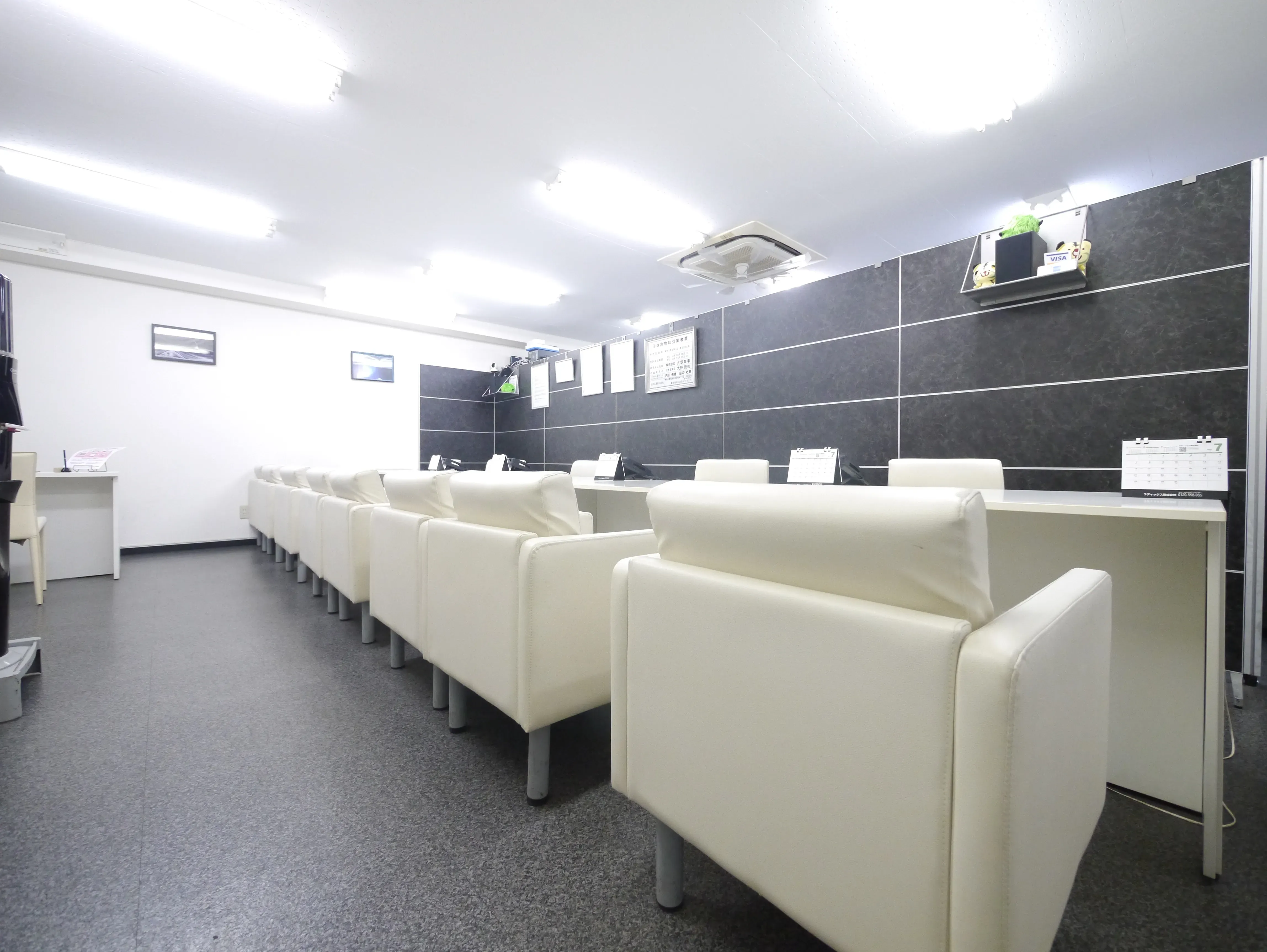 青空と高層ビル